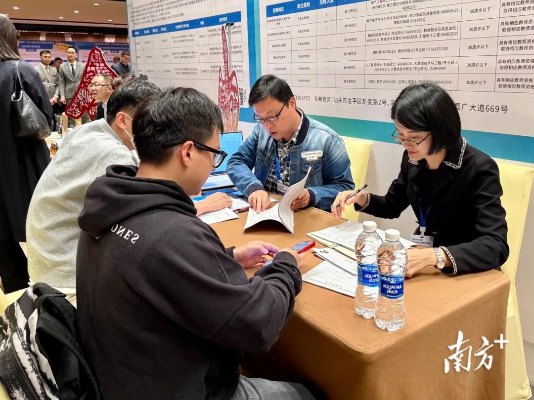 步履不停！廣東春招現(xiàn)場(chǎng)持續(xù)上演“花式”攬才.docx_2