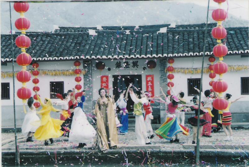 圍龍屋前載歌舞