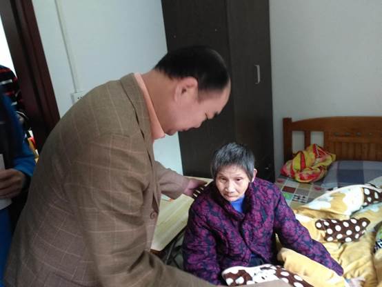 說(shuō)明: E:2018扶貧工作1226主要領(lǐng)導(dǎo)慰問(wèn)相片微信圖片_20181226142308.jpg