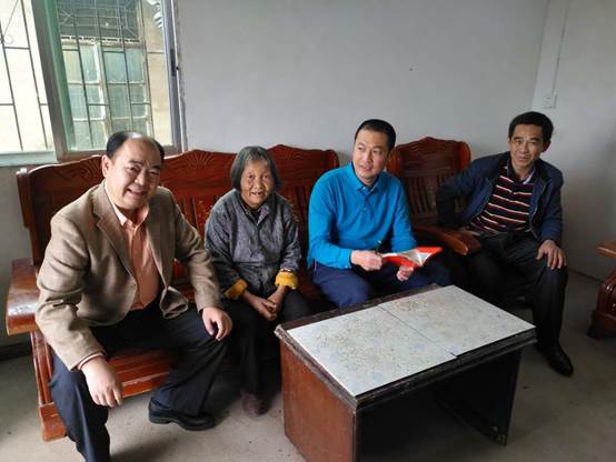 說(shuō)明: E:2018扶貧工作1226主要領(lǐng)導(dǎo)慰問(wèn)相片微信圖片_20181226142403.jpg