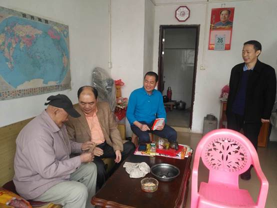 說(shuō)明: E:2018扶貧工作1226主要領(lǐng)導(dǎo)慰問(wèn)相片微信圖片_20181226142440.jpg